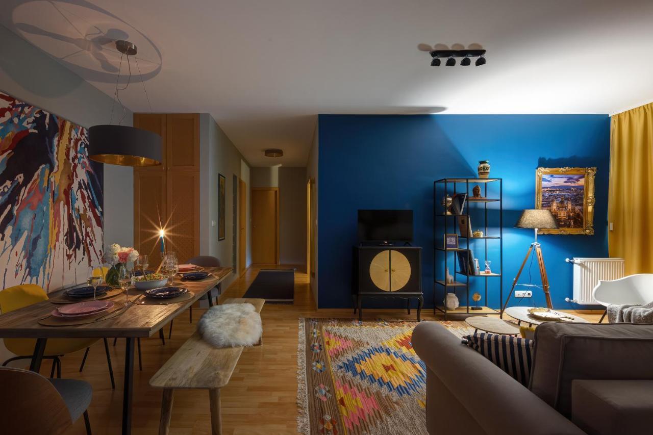 Stylish And Colorful With Balcony Apartament
