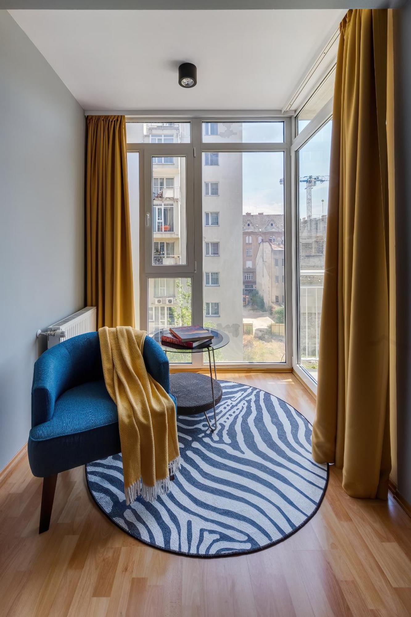 Stylish And Colorful With Balcony Apartament